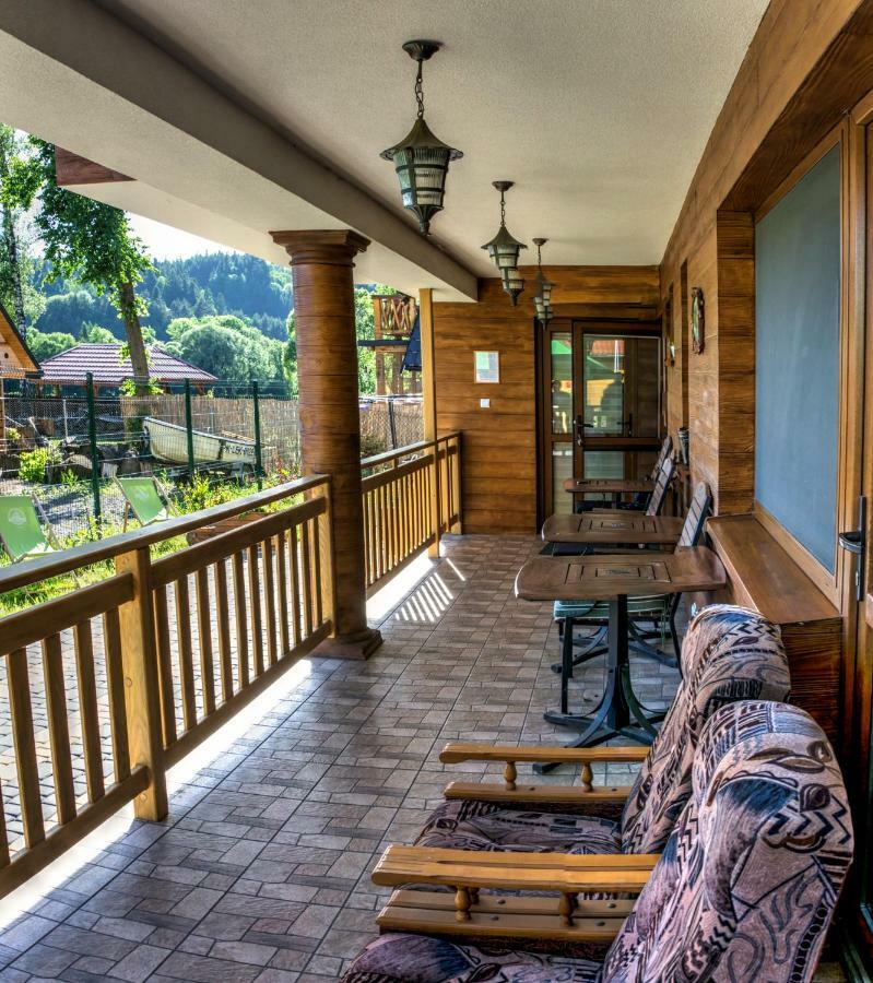Domki I Pokoje U Borsa Lesko Exterior foto